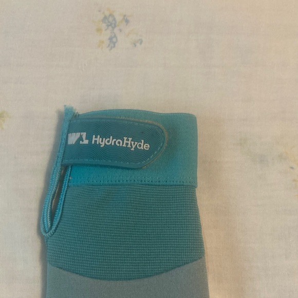 Women's Gloves - Picture 5 of 17